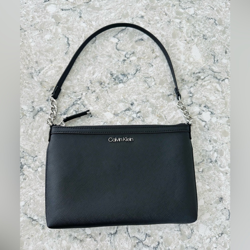 Calvin Klein Black Shoulder Bag with Sleek Design